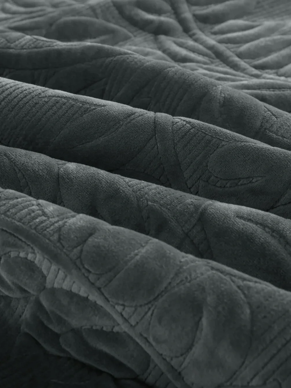 3 PIECE OVERSIZED LUXURY VELVET QUILT SET LEAF EMBROIDERED BEDSPREAD